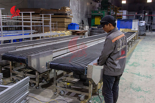 Kỹ thuật viên kiểm tra độ bền băng tải cao su trước khi lắp đặt.